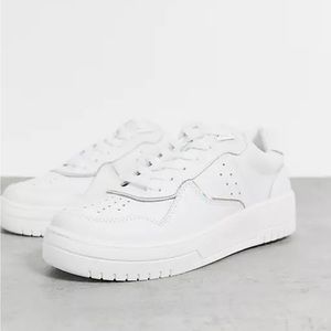 Stradivarius retro sneakers in white size US 8  EU 39